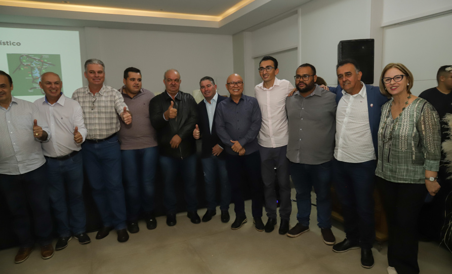 Os estados do Paraná e de São Paulo, por meio de seus secretários de Turismo, Marcio Nunes e Roberto Lucena, assinaram nesta quarta-feira (26/7) protocolo de Intenções para o fomento e promoção da Área Especial de Interesse Turístico Angra Doce, no conjunto formado pelo reservatório da Usina Hidrelétrica de Chavantes e seu entorno, abrangendo os municípios de Ribeirão Claro, Carlópolis, Siqueira Campos, Jacarezinho e Salto do Itararé (PR) e de Chavantes, Ourinhos, Canitar, Ipaussu, Timburi, Piraju, Fartura,