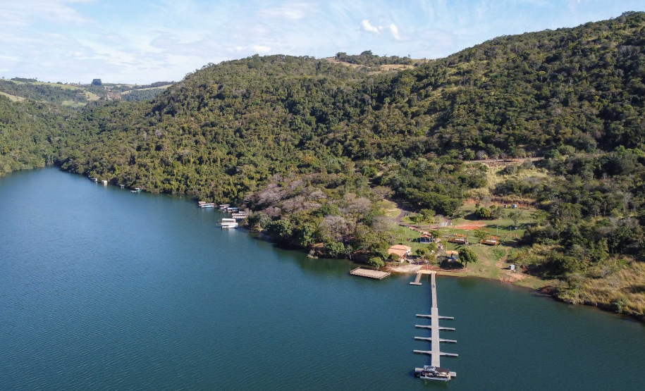 Ribeirão Claro, 26 de julho de 2023 - Com a presença dos secretários de Turismo do Paraná, Márcio Nunes, e de São Paulo, Roberto Lucena, aconteceu no Resort Tayayá, a assinatura do Protocolo de Intenções para o fomento integrado do turismo na região denominada Angra Doce.