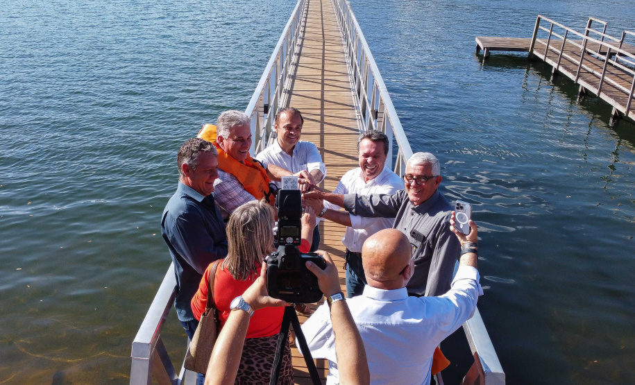 Ribeirão Claro, 26 de julho de 2023 - Com a presença dos secretários de Turismo do Paraná, Márcio Nunes, e de São Paulo, Roberto Lucena, aconteceu no Resort Tayayá, a assinatura do Protocolo de Intenções para o fomento integrado do turismo na região denominada Angra Doce.