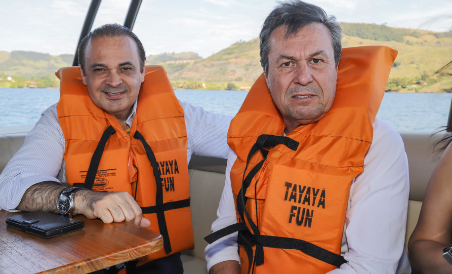 Ribeirão Claro, 26 de julho de 2023 - Com a presença dos secretários de Turismo do Paraná, Márcio Nunes, e de São Paulo, Roberto Lucena, aconteceu no Resort Tayayá, a assinatura do Protocolo de Intenções para o fomento integrado do turismo na região denominada Angra Doce.