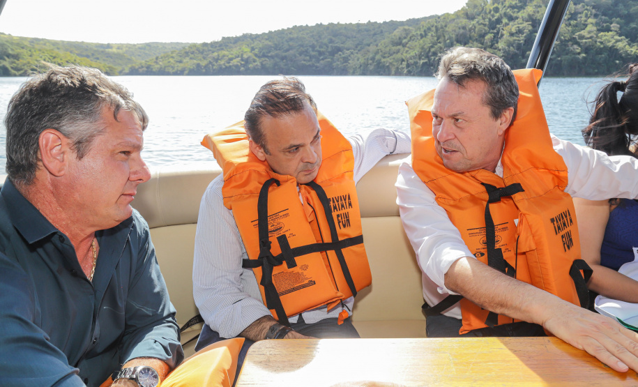 Ribeirão Claro, 26 de julho de 2023 - Com a presença dos secretários de Turismo do Paraná, Márcio Nunes, e de São Paulo, Roberto Lucena, aconteceu no Resort Tayayá, a assinatura do Protocolo de Intenções para o fomento integrado do turismo na região denominada Angra Doce.