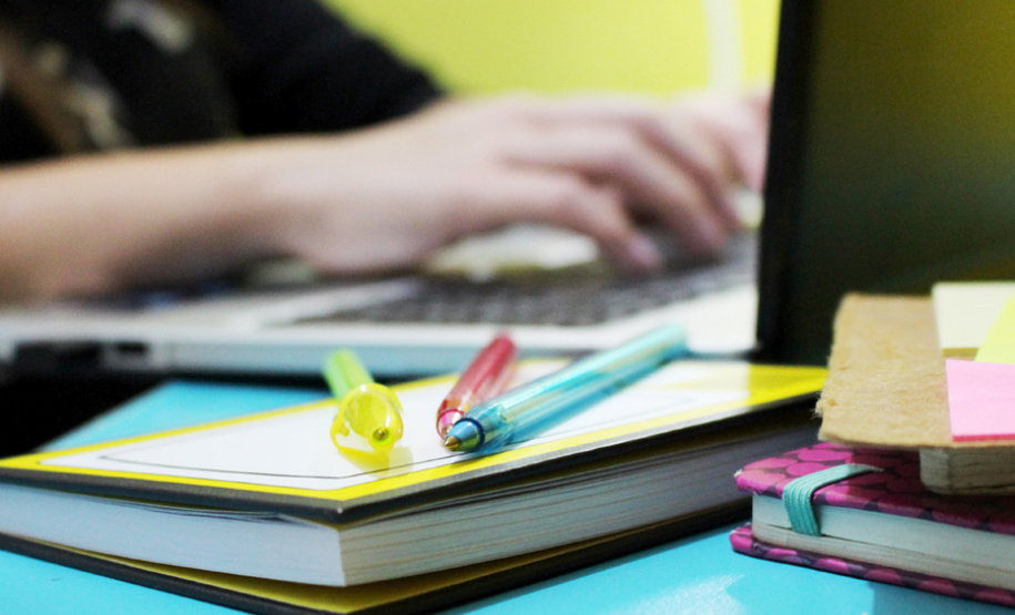 UEL oferta curso gratuito de especialização com foco em tecnologia e educação