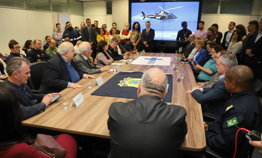 Vice Governador Darci Piana participa de encontro com os parceiros envolvidos na retomada do Serviço Aeromédico da PRF no Paraná - Foto: Ari Dias/AEN