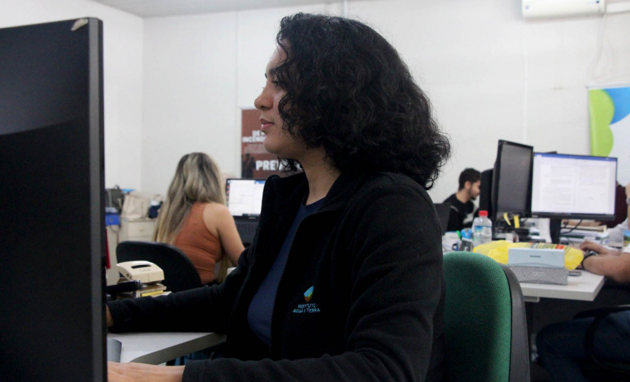 A engenheira Florestal Vitória Fonseca, de 25 anos, trocou o Amapá por uma experiência profissional no Instituto Água e Terra (IAT).