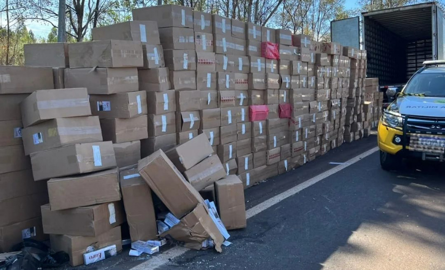 Polícia Militar apreende mais de 700 caixas de cigarros contrabandeados após acidente na PR-323