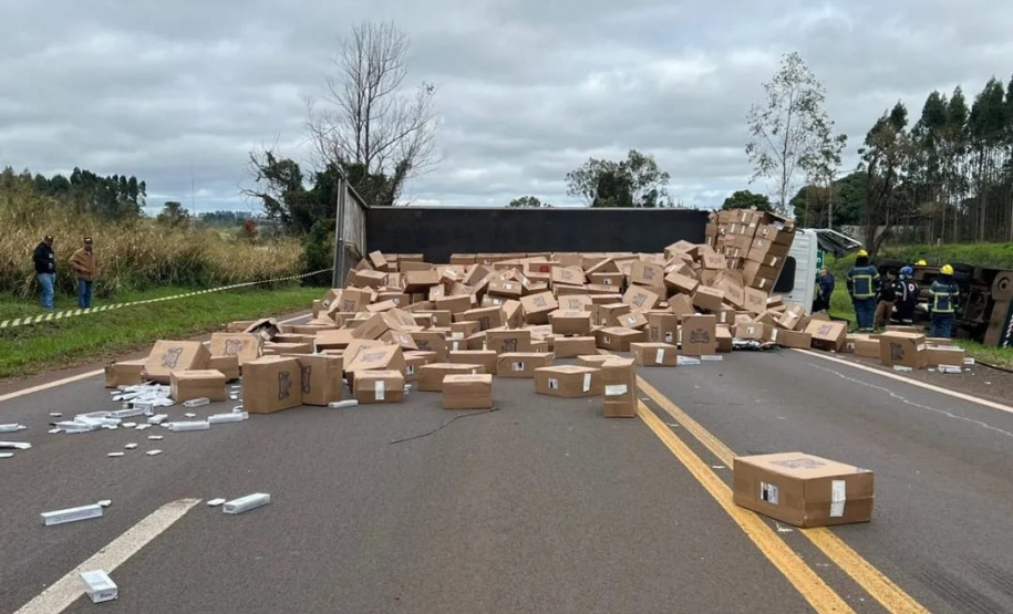 Polícia Militar apreende mais de 700 caixas de cigarros contrabandeados após acidente na PR-323