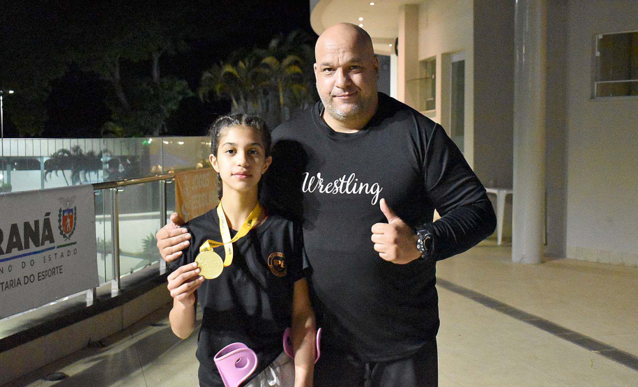 A atleta Eduarda Goes Guardiano, a Duda, de 12 anos, foi campeã dos Jogos Escolares do Paraná (JEPs), na modalidade Wrestling - categoria feminino até 39 kg, no último final de semana, em Maringá.