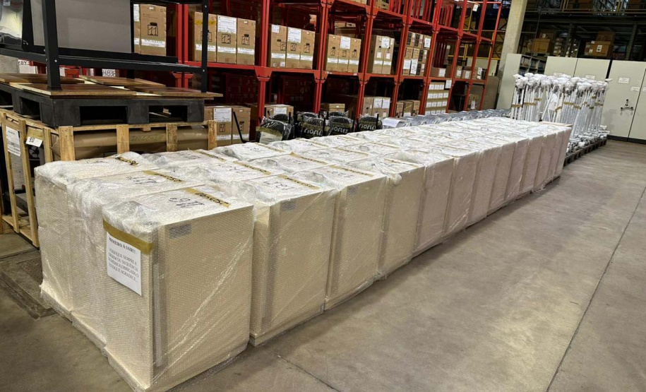 A Secretaria de Saúde do Paraná (Sesa) está direcionando esforços para o reaparelhamento, reequipamento e melhorias nas condições de trabalho dos servidores. Desde 2019, a pasta destinou R$ 101,4 milhões para aquisição de equipamentos diversos, como mobiliário, eletrodomésticos, computadores e veículos.