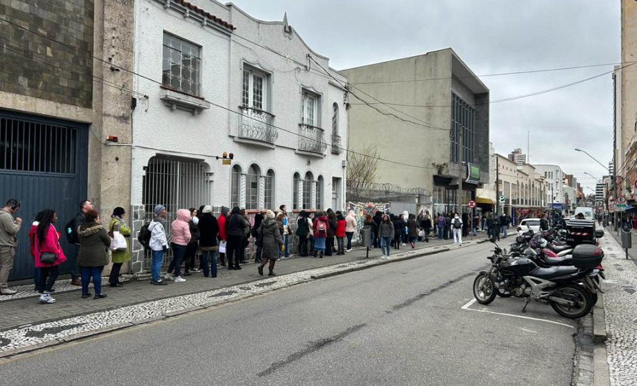 Mutirão na Agência do Trabalhador Central de Curitiba encaminhou mais 600 pessoas para vagas de emprego na área da saúde.