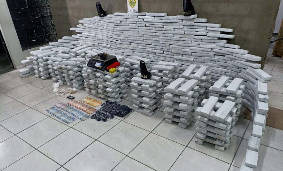 A Polícia Militar do Paraná, por meio de uma equipe de Rondas Ostensivas Tático Móvel (ROTAM) do 23º Batalhão da Polícia Militar, apreendeu 685 quilos de maconha, em Colombo, na Região Metropolitana de Curitiba