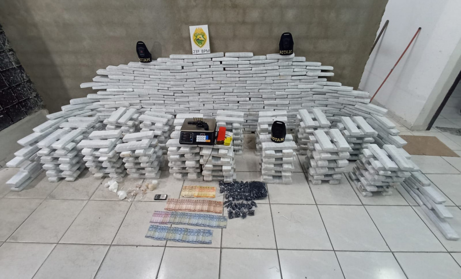 A Polícia Militar do Paraná, por meio de uma equipe de Rondas Ostensivas Tático Móvel (ROTAM) do 23º Batalhão da Polícia Militar, apreendeu 685 quilos de maconha, em Colombo, na Região Metropolitana de Curitiba
