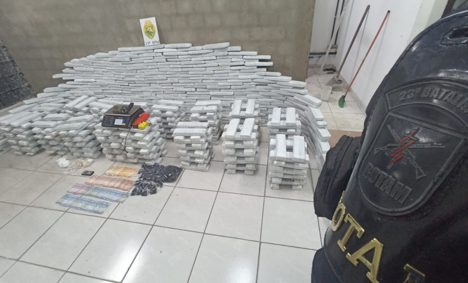 A Polícia Militar do Paraná, por meio de uma equipe de Rondas Ostensivas Tático Móvel (ROTAM) do 23º Batalhão da Polícia Militar, apreendeu 685 quilos de maconha, em Colombo, na Região Metropolitana de Curitiba