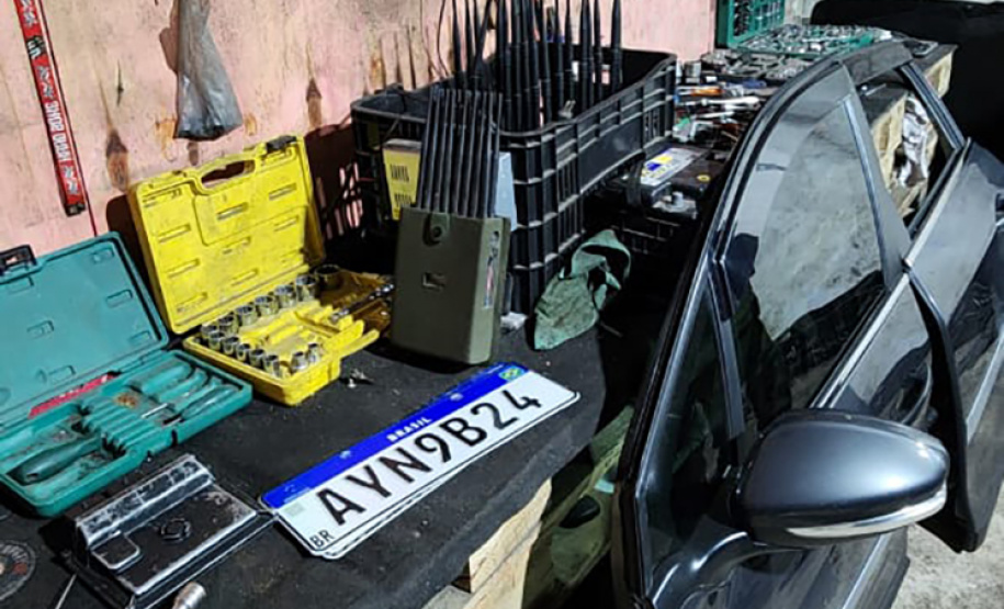 Polícia Militar prende cinco pessoas por desmanche e clonagem de veículos, em Pinhais