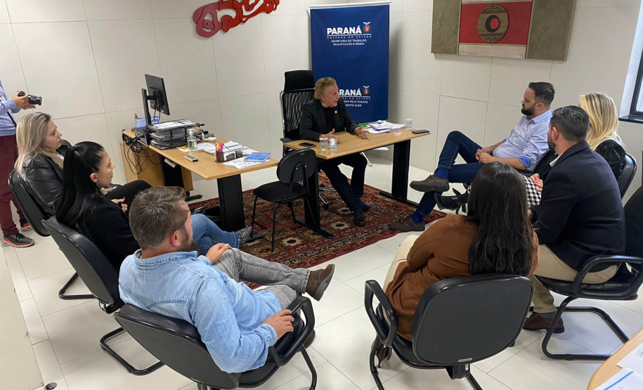 Os secretários Mauro Moraes (SETR) e Roni Miranda (SEED) assinam Termo de Cooperação para implantação do projeto Aluno de Sucesso