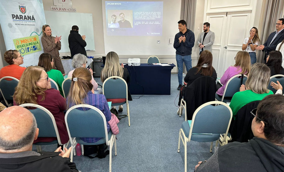 Educadores recebem capacitação para uso de óculos de IA em alunos cegos da rede estadual