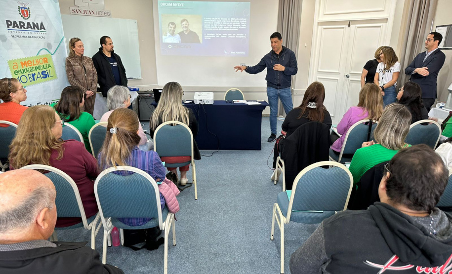 Educadores recebem capacitação para uso de óculos de IA em alunos cegos da rede estadual