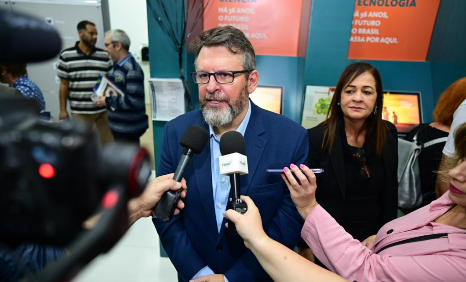 Diretor do BRDE PR; Wilson Bley Lipski, presidente da Finep Celso Pansera, ministra do MCTI Luciana Santos e secretário estadual da Ciência, Tecnologia e Ensino Superior Aldo Nelson Bona