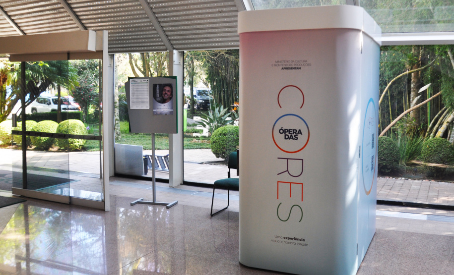 Caixa sensorial do projeto Ópera das Cores no hall da agência do BRDE