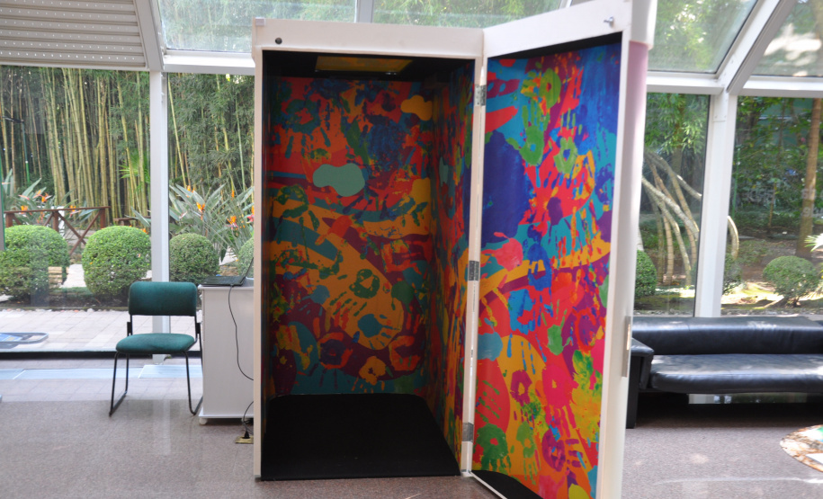 Caixa sensorial do projeto Ópera das Cores no hall da agência do BRDE