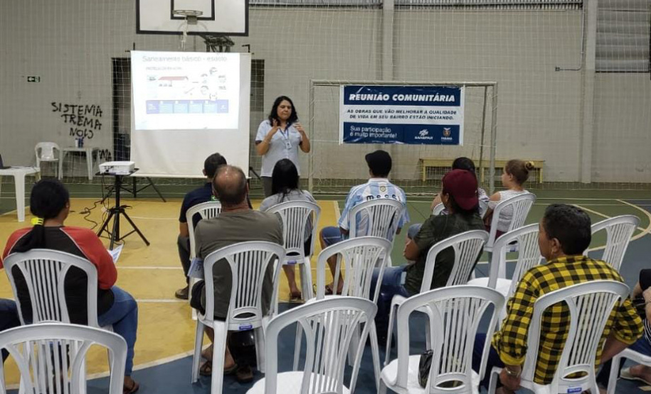 Moradores recebem orientação para interligar imóvel à rede de esgoto