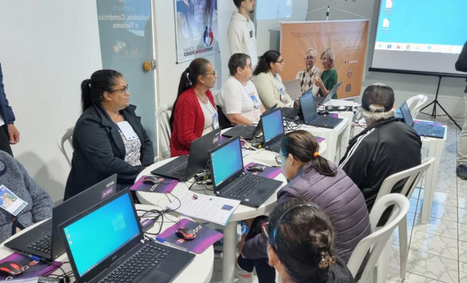 Celepar leva cursos de inclusão digital de idosos para mais sete cidades em agosto