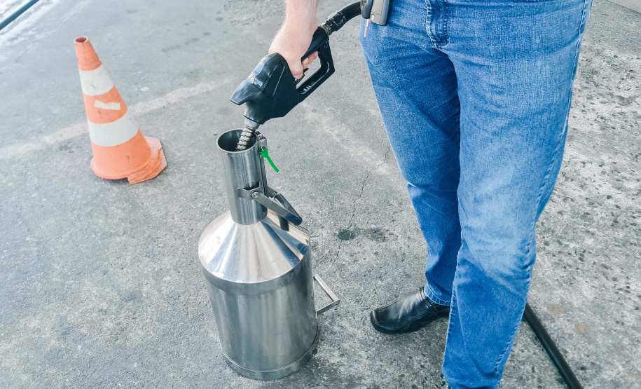 Polícia Civil do Paraná e Ipem interditam duas bombas em posto de combustíveis