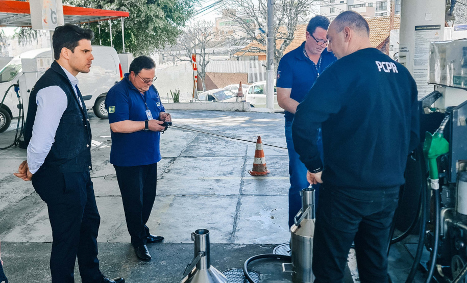 Polícia Civil do Paraná e Ipem interditam duas bombas em posto de combustíveis