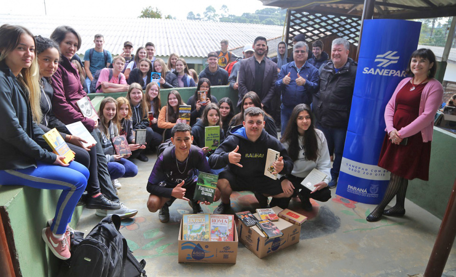 Sanepar doa 400 livros para escola rural em Quitandinha