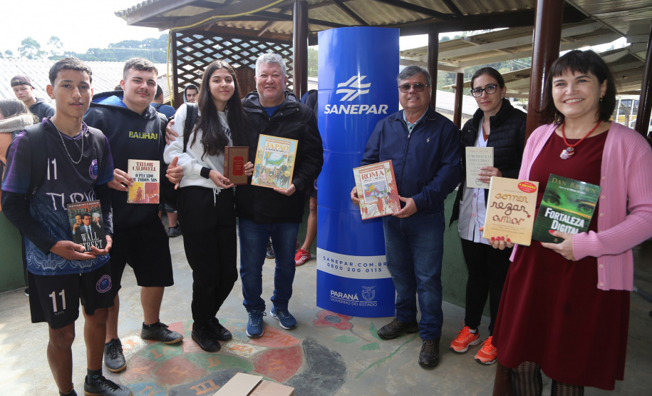 Sanepar doa 400 livros para escola rural em Quitandinha