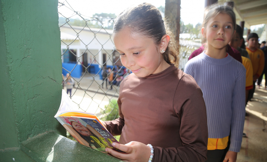 Sanepar doa 400 livros para escola rural em Quitandinha