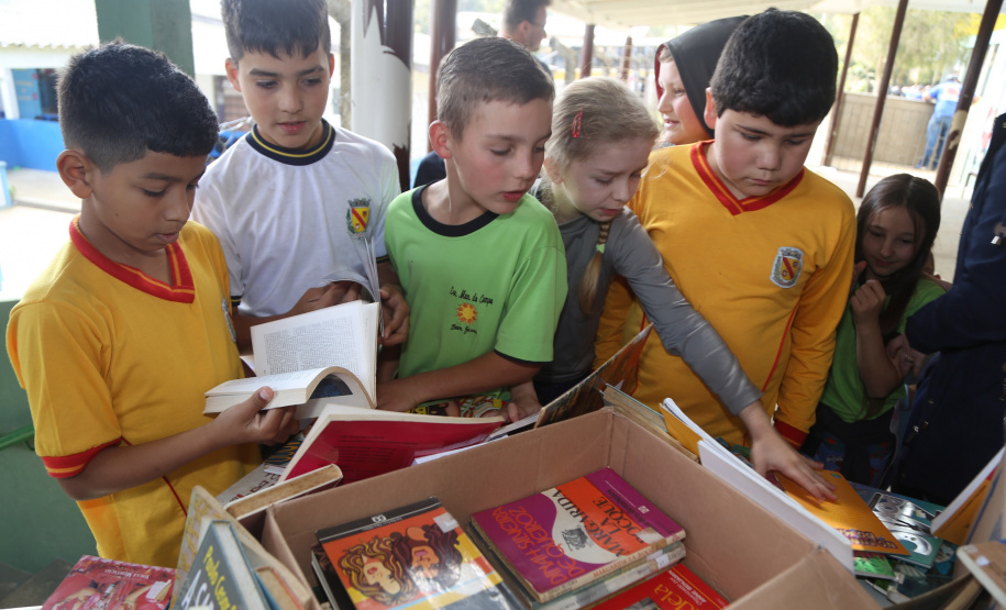 Sanepar doa 400 livros para escola rural em Quitandinha