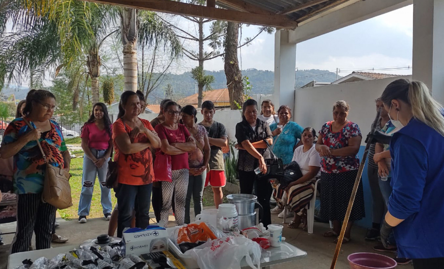 Mulheres de União da Vitória aprendem a fazer sabão ecológico
