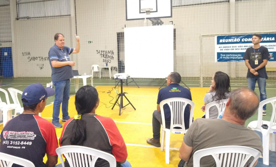 Moradores recebem orientação para interligar imóvel à rede de esgoto