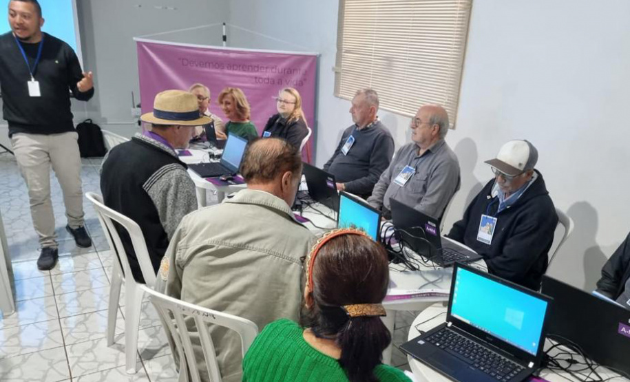 Celepar leva cursos de inclusão digital de idosos para mais sete cidades em agosto