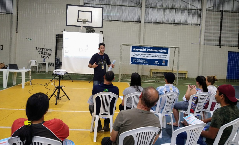 Moradores recebem orientação para interligar imóvel à rede de esgoto