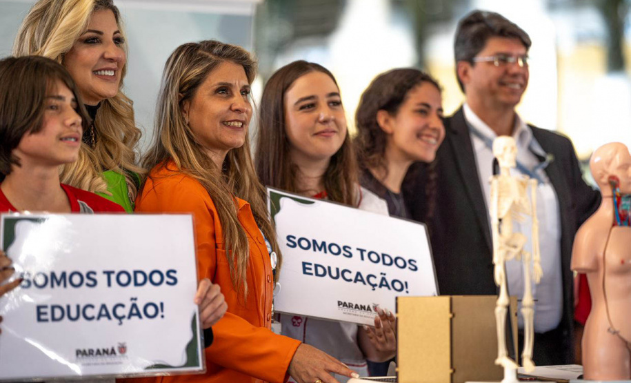 Governo do Paraná entrega primeira unidade dos novos laboratórios didáticos móveis para uso nas aulas da rede estadual