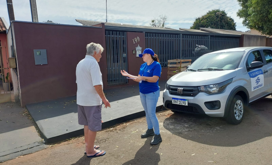 Moradores recebem orientação para interligar imóvel à rede de esgoto