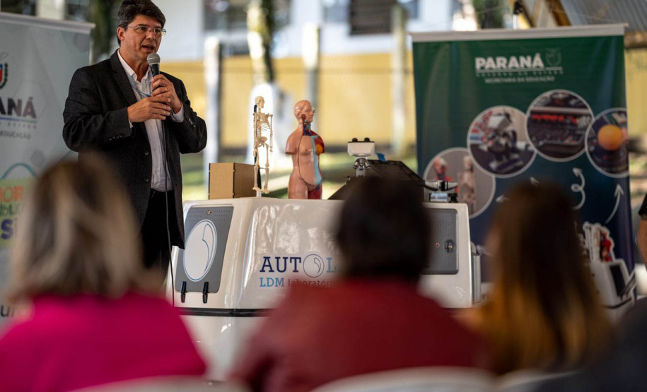 Governo do Paraná entrega primeira unidade dos novos laboratórios didáticos móveis para uso nas aulas da rede estadual