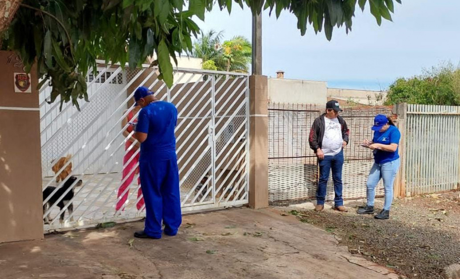 Moradores recebem orientação para interligar imóvel à rede de esgoto