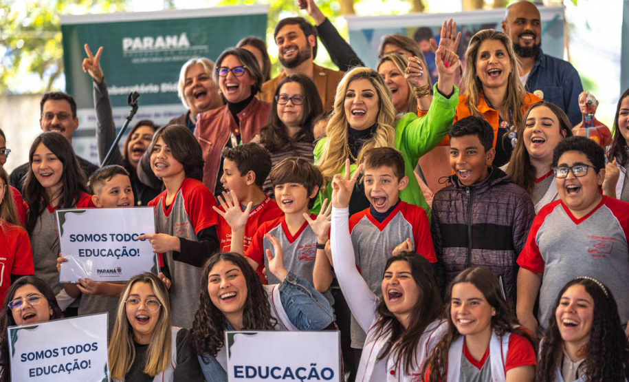 Governo do Paraná entrega primeira unidade dos novos laboratórios didáticos móveis para uso nas aulas da rede estadual