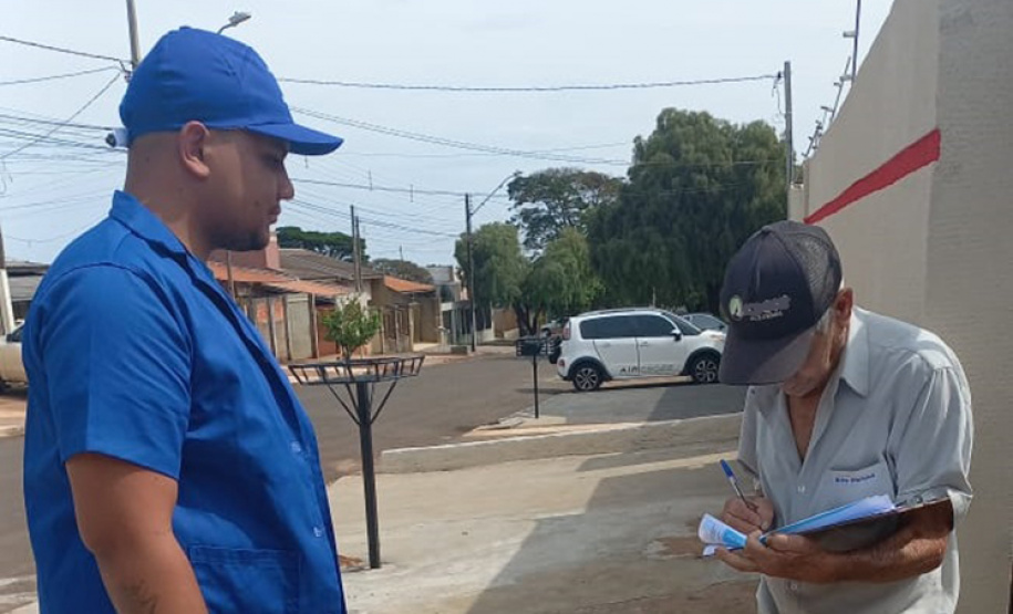 Moradores recebem orientação para interligar imóvel à rede de esgoto