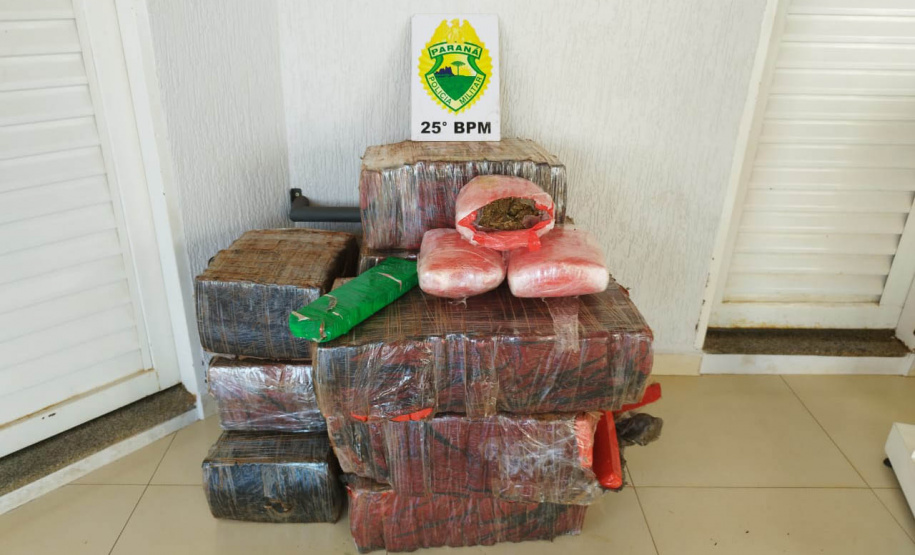 Polícia apreende mais de 157 kg de maconha em abordagem na PR-323