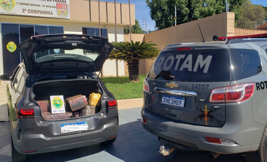 Polícia apreende mais de 157 kg de maconha em abordagem na PR-323