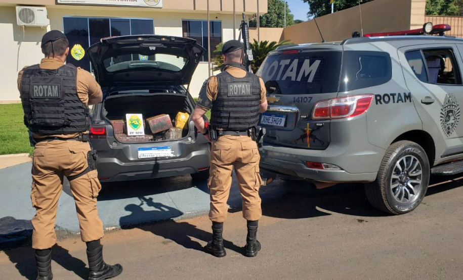 Polícia apreende mais de 157 kg de maconha em abordagem na PR-323