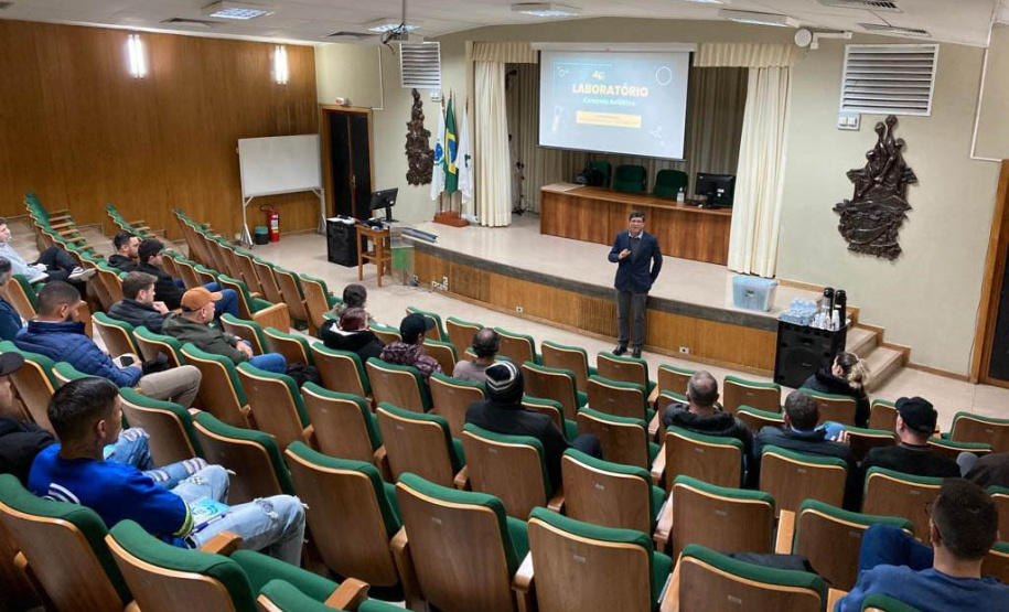 DER/PR firma parceria para realização de cursos e modernização de laboratório de asfalto