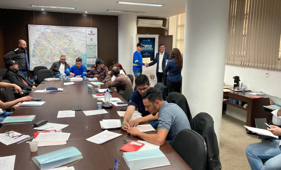 DER/PR firma parceria para realização de cursos e modernização de laboratório de asfalto