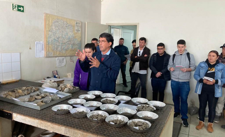 DER/PR firma parceria para realização de cursos e modernização de laboratório de asfalto