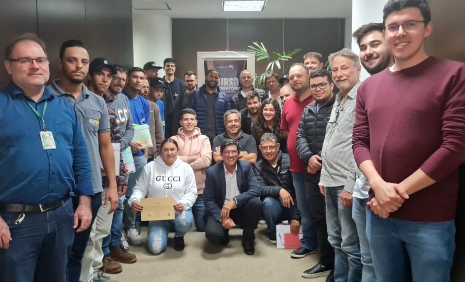 DER/PR firma parceria para realização de cursos e modernização de laboratório de asfalto