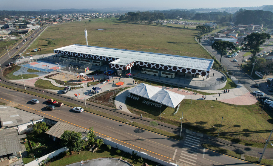 O governador Carlos Massa Ratinho Junior inaugurou neste sábado (05) o novo terminal de ônibus metropolitano de Piraquara, na Região Metropolitana de Curitiba (RMC).