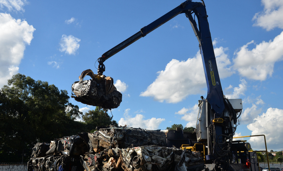Detran-PR arrecada R$ 4,9 milhões em leilão; recursos serão usados em sinalização viária